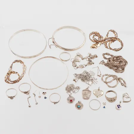 Diverse silversmycken. Vikt: 87,6 g