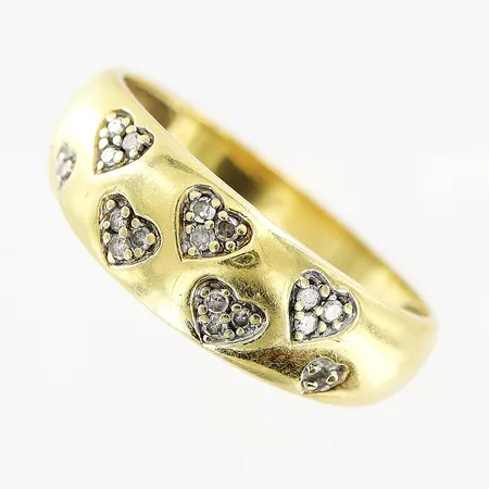 Ring, diamanter 16st totalt 0,10ctv, stl 18, bredd 2,5-6mm, GHA, 1 diamant saknas, 18K.   Vikt: 3,3 g