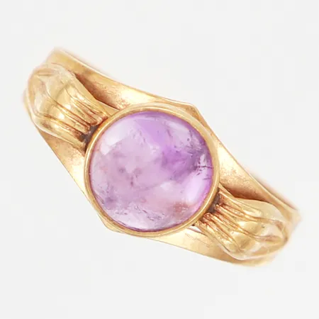 Ring med lila sten, stl 16½, bredd: 2-8mm, gravyr, 18K Vikt: 1,9 g