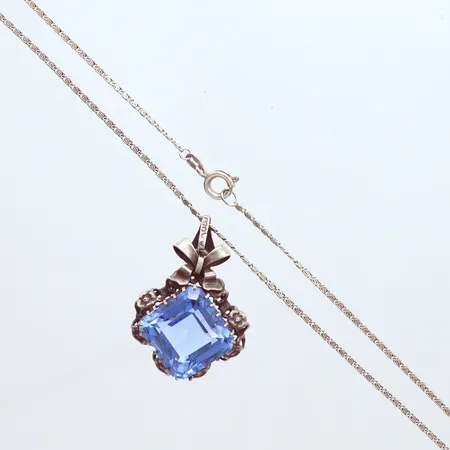 Collier, längd 46,5cm, hänge blå sten, längd 3cm, bredd 2cm, silver 800/1000 Vikt: 9 g