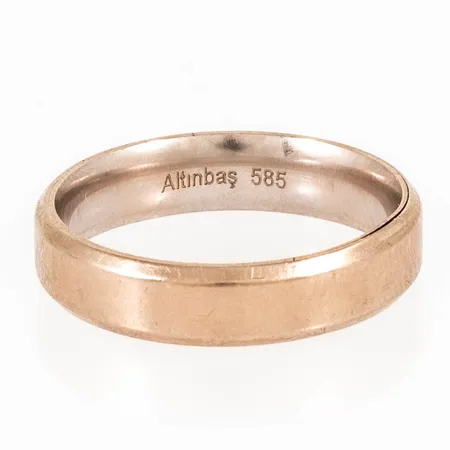 Ring i 14K vitguld. Den är i storlek 19¾, är 5 mm bred och väger 3,3g. Ihålig, behov av ny rodiumyta.