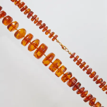 Collier med polerad bärnsten, doserad, längd: 75cm, bredd: ca.4,5-11,5mm, några mindre skador, lås i oädel metall, bruttovikt 80,0g