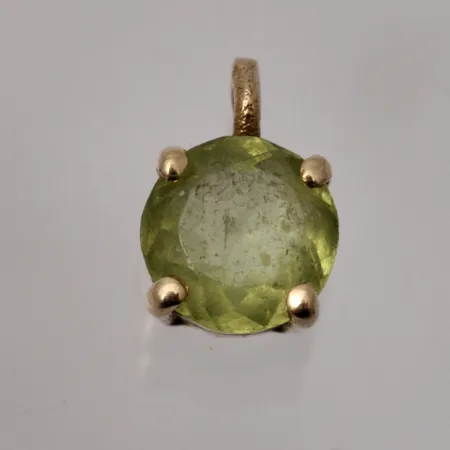 Hänge i 14K guld, mått 4,9x6,9mm, 1st grön sten, mått Ø4,9mm, vikt 0,3g.