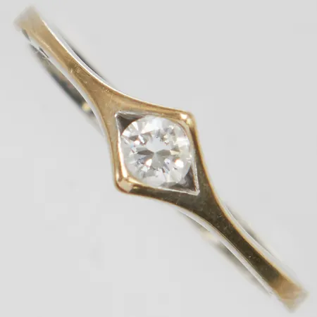 Ring med diamant 1 x ca.0,17ct, Ø17½, bredd: 2,1-5,1mm, vitguld, 18K Vikt: 2,2 g