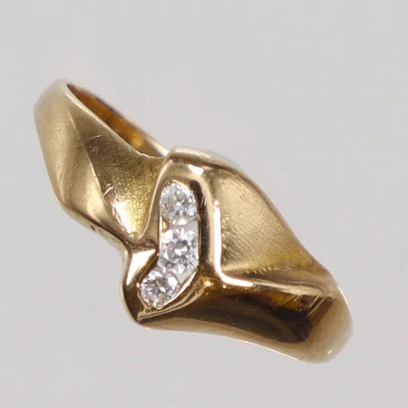 Ring med vita stenar, stl 15¼, bredd 1-7mm, 18K Vikt: 1,5 g