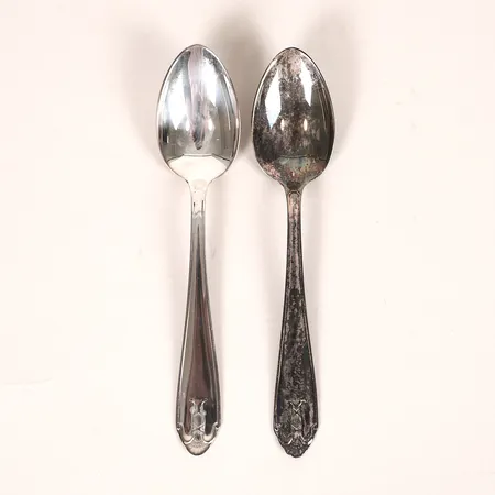 Två kaffeskedar, modell Vasa, längd 12cm, GAB, Eskilstuna, 1900-talets andra hälft, slitage, silver. Vikt: 26,5 g