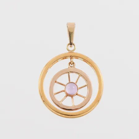 Hänge med sten 18 och 23 k, gravyr, diameter 20.5 mm. Vikt: 4,9 g