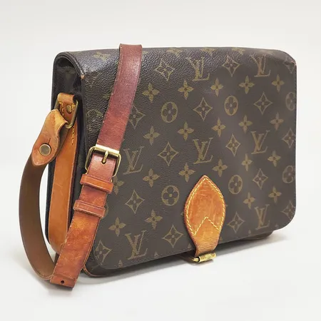 Väska Louis Vuitton Cartouchiere GM, monogram canvas, M51252, mått 26x22x8cm, datumkod SL0921 France 1991, två fack invändigt, beslag i gulmetall, sprickor på läder, mycket slitage på axelrem och låsrem, inga tillbehör. 