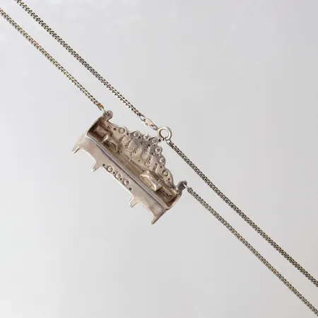 Collier med allmogesoffa, Karin Ferner ca 75cm, bredd 2-27mm, signerad, Falun 1997. 925/1000 silver Vikt: 22,7 g