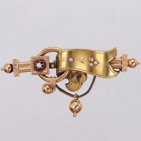 Brosch med fröpärlor, längd 67mm, bredd 23mm, defekt, 18K  Vikt: 9,4 g