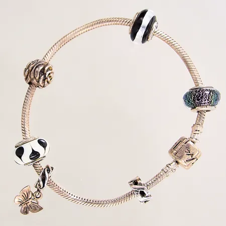 Armband med 6 berlocker, längd: 21cm, bredd: 3-14mm, silver 925/1000 Vikt: 34,5 g