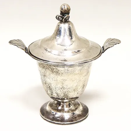 Skål med lock, 19cm, Ø12cm, Hallbergs Guldsmeds Ab, Stockholm 1923, del på lock saknas, silver 830/1000. Vikt: 329,7 g