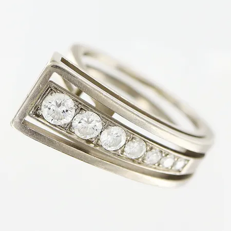 Ring, diamanter 1xca0,02ct, 1xca0,03, 1xca0,05ct, 1 x ca0,07ct, 1xca0,010ct, 1xca0,15ct, 1xca0,20ct, stl 16, bredd 3-8,5mm, Rey Urban, Stockholm, år 1968, vitguld, något skev skena, 18K Vikt: 7,2 g