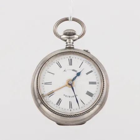 Fickur Victoria, defekt urtavla, fungerar ej, diameter ca 5 cm, silver.