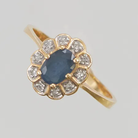 Carmoséring med safir samt diamanter 10 x ca. 0,01ct, Ø17, bredd: 2-10,7mm, Guldfynd, 18K, 2,6g.