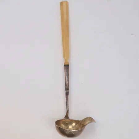 Såsslev med handtag i ben, längd 22cm, silver 830/1000 Vikt: 36,2 g