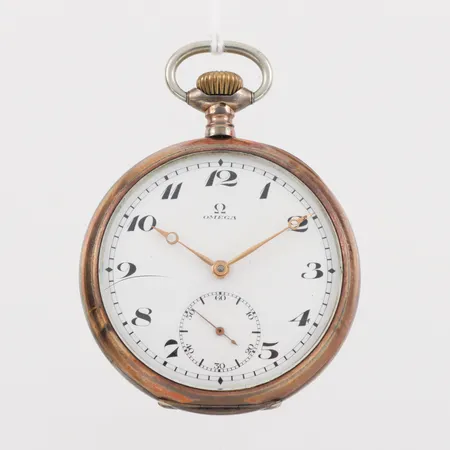 Fickur Omega, diameter ca 5 cm, silver, tickar igång men ej funktionstestad,repa på glaset. Vikt: 0 g