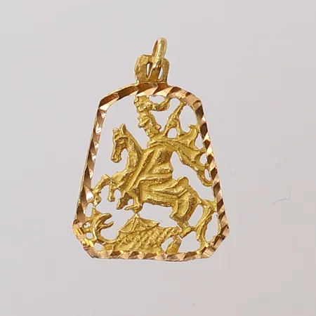 Hänge, längd inkl ögla ca 30mm, bredd ca 25mm, något skev, otydligt stämpel, 21K Vikt: 1,7 g