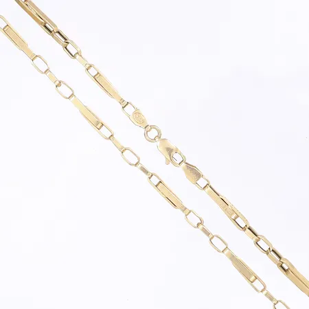 Kedja, längd 58cm, bredd 3mm, länkbitarna med dekor av meanderbård, 14K Vikt: 9,2 g