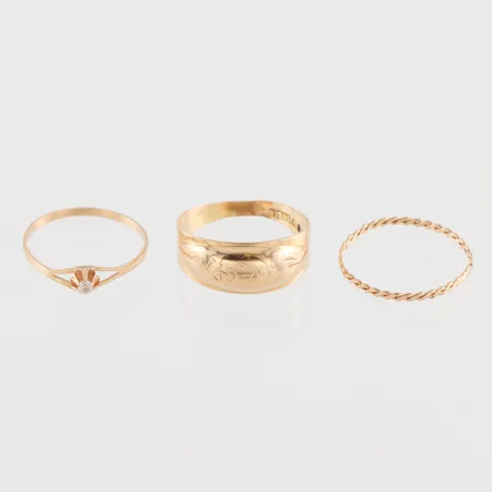 Ringar 3 st med slitage, 18k. Vikt: 3,4 g
