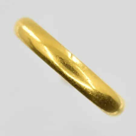 Ring, stl 18½, bredd 3 mm, gravyr, 23K. Vikt: 5,4 g