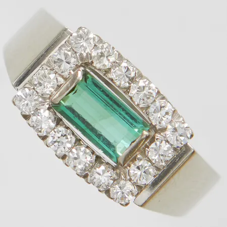 Ring med grön turmalin samt 16 diamanter 0,45ctv enligt gravyr, Ø19, bredd: 3-9,3mm, G. Dahlgren & Co, Malmö, 1968, vitguld, 18K Vikt: 5,9 g