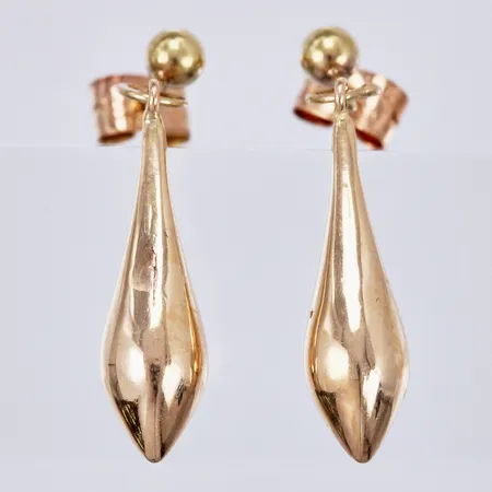 Ett par örhängen, längd ca 287mm, bredd ca 2-6mm, 18K Vikt: 2,3 g