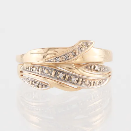 Ring med små diamanter, GHA, storlek 17 ¾ mm, bredd 2.4-11.2 mm, 18k. Vikt: 3,8 g