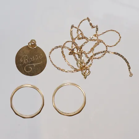 Diverse guld, ringar, kedja, hänge, gravyr/defekt, 18K Vikt: 13,5 g