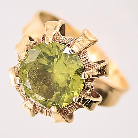 Ring med peridot, stl 17½, bredd 2-16mm, ALTON, spår av storleksändring, peridot med flertalet mindre nagg på fasetterna, 18K  Vikt: 5,5 g