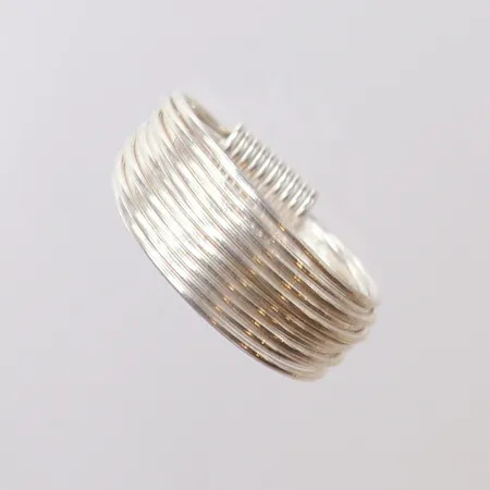 Ring, stl 17, ca bredd 6,5-8mm. 925/100 silver Vikt: 3,9 g