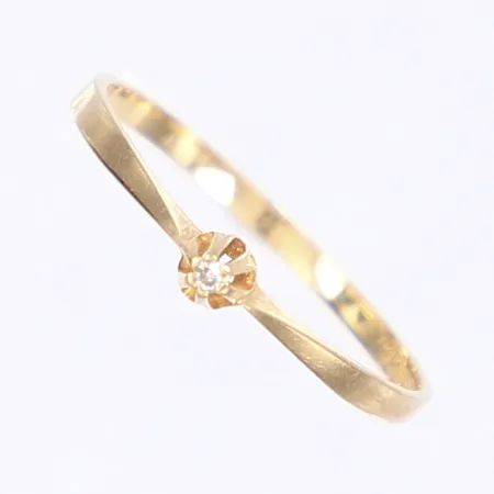 Ring med dia ca 0,005ct, stl 17, bredd 1-3mm, 18K Vikt: 0,9 g