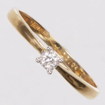 Ring, diamant 0,04ct enligt gravyr, stl 16¼, bredd 1,6-3mm, Guldfynd, 18K Vikt: 1,3 g