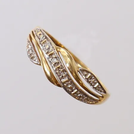 Ring med diamanter 4 x ca 0,005ct, stl: 18, bredd: 1,1-1,6mm, tvåfärgad, GHA, 18K Vikt: 2 g