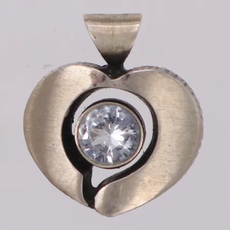 Hänge med vit sten, Finnfeeling, Karl Laine, längd 16,4mm, bredd 14,6mm, silver 925/1000 Vikt: 2,4 g