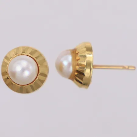 Ett par örhängen med odlade pärlor Ø6,2mm, Ø10mm, snurrebussar saknas, 18K  Vikt: 2,1 g