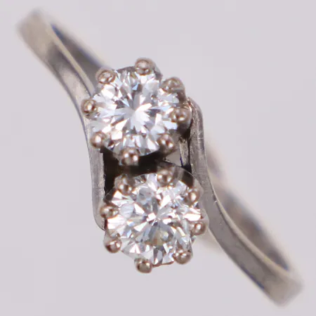 Ring med två diamanter totalt 0,65ctv enligt gravyr, ca W(H)/Si, stl 16¾, bredd 1,2-7,2mm, Ge-Kå Rolf Kaplan Ab, år 1968, vitguld, 18K Vikt: 3,3 g