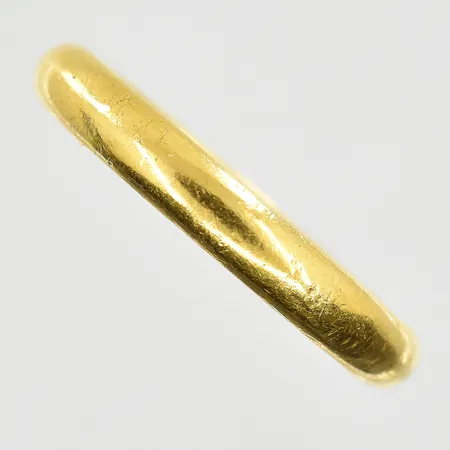 Ring, stl 21¼, bredd 4 mm, gravyr, 23K. Vikt: 6,7 g