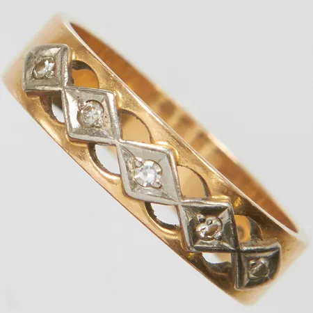 Ring, Ø17½, bredd: 4,8-4,9mm, 5 diamanter 0,075ctv enligt gravyr, fattningar möjligen i platina, Alton, Falköping, 1970, 18K Vikt: 3,9 g