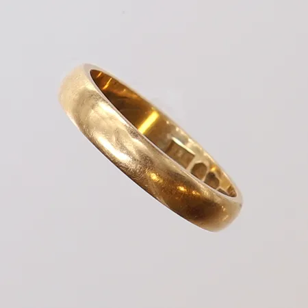 Ring slät, stl 17, ca bredd 3mm, gravyr. 18K  Vikt: 3,3 g