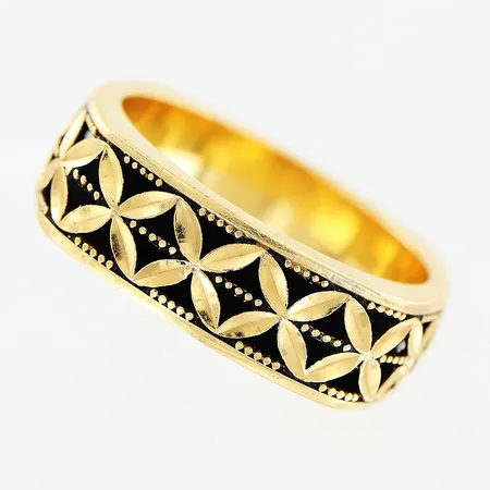 Ring, genombruten dekor, stl 18¼, bredd 6,5mm, 18K Vikt: 4,1 g