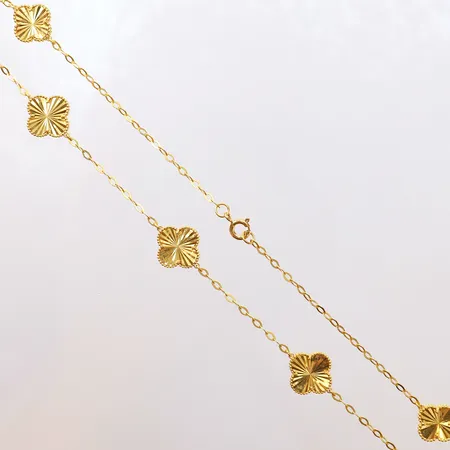 Collier med integrerade hängen fyrklöver, sju stycken fyrklöver, längd 45cm, bredd 2-13mm. 21K OBS, ej märkes designe! Vikt: 12,4 g