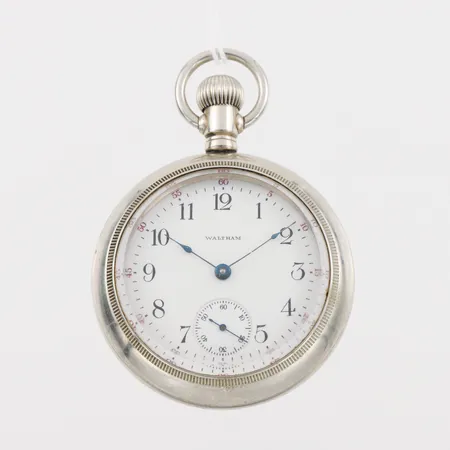 Fickur Waltham, vitmetall, fungerar ej, diameter ca 6 cm.