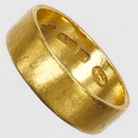 Ring, slät, stl 18¾, bredd 6,2mm, repig, 23K Vikt: 6,2 g