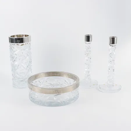 Orrefors Carat 4 delar, design Lena Bergström, höjd ljusstakar 24 cm, höjd vas 24 cm, diameter skål 21 cm. Vikt: 0 g Skickas med Bussgods eller PostNord