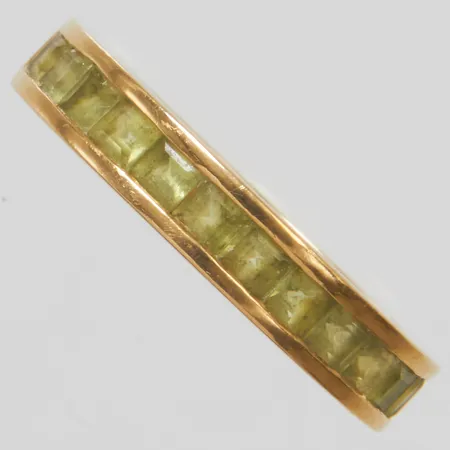 Ring med peridot varav en skadad, Ø17, bredd: 3,7-3,9mm, 18K Vikt: 4,2 g