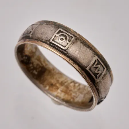 Ring i silver, stl 18¼, bredd 6,3mm, 830/1000, tillverkad av Victor Janson Guldvaru Ab, år 1960, vikt 3,76g.