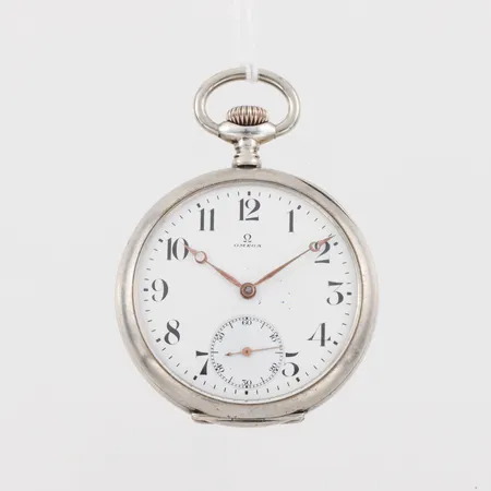 Fickur Omega, diameter ca 5 cm, silver, tickar igång men ej funktionstestad.