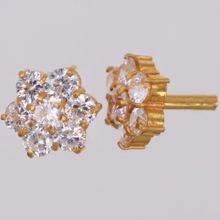 Ett par örhängen med vita stenar, Ø9,6mm, en snurrebuss saknas, skeva, 21K  Vikt: 3 g