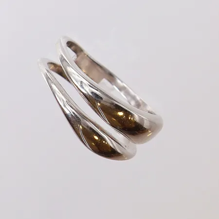 Ring, stl 16¾, ca bredd 5-7,5mm. 925/1000 silver Vikt: 3,4 g